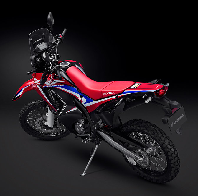 Levý zadní poloprofil motocyklu Honda CRF250 EX Rally.