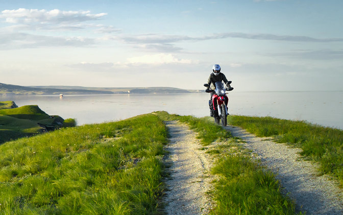 Model CRF250 Rally s jezdcem na silnici na pobřeží