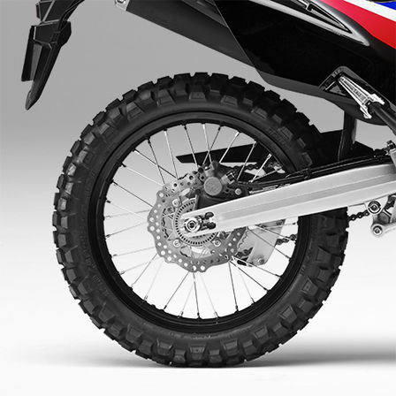 CRF250 Rally záběr na zadní kolo.