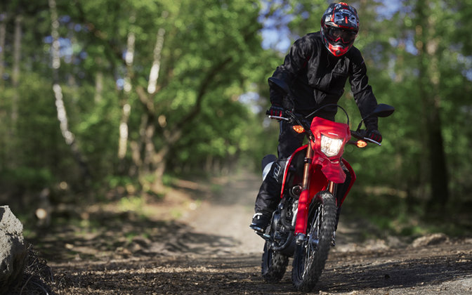 CRF250L s jezdcem v exteriéru