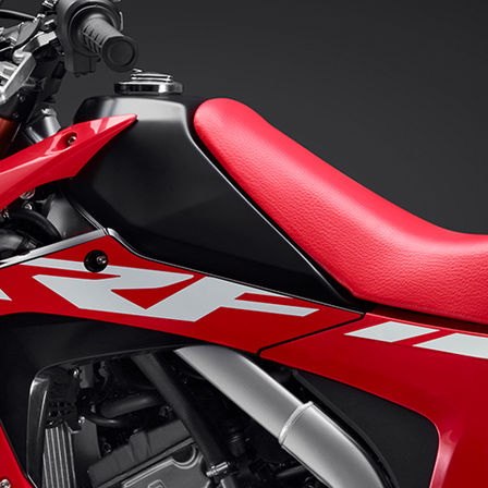 Detailní záběr na palivovou nádrž modelu CRF250L