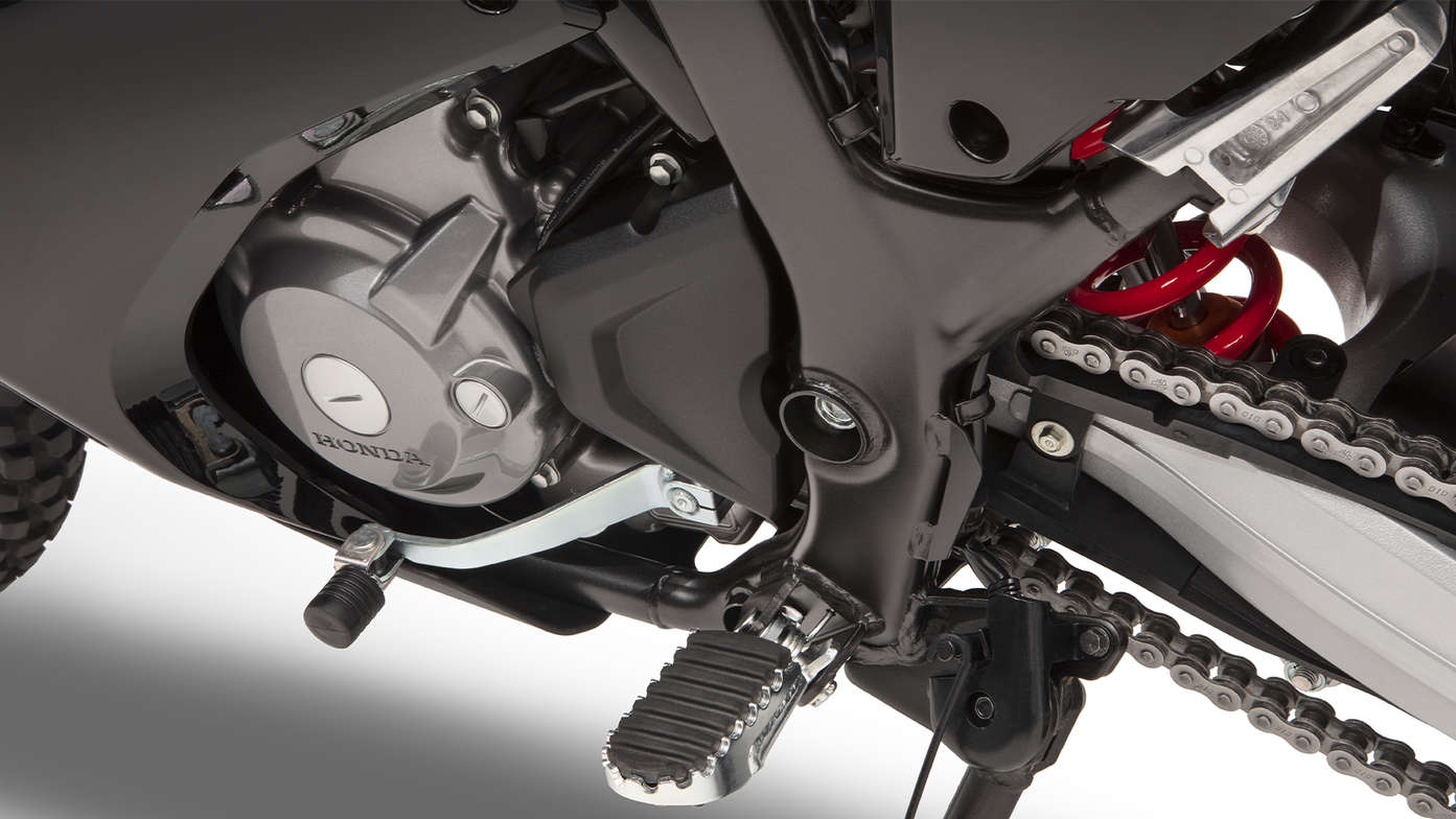 4ventilový jednoválcový motor DOHC modelu Honda CRF300 Rally s větším objemem s antihoppingovou spojkou