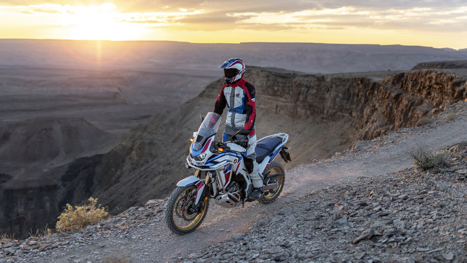 Honda CRF1100L Africa Twin Adventure Sports jedoucí po polní cestě.
