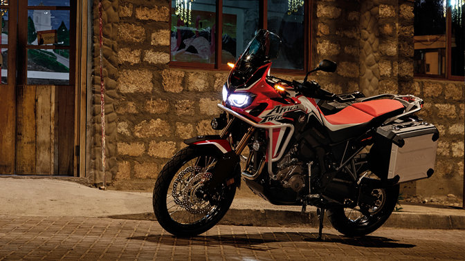 Model Honda Africa Twin zaparkovaný před restaurací