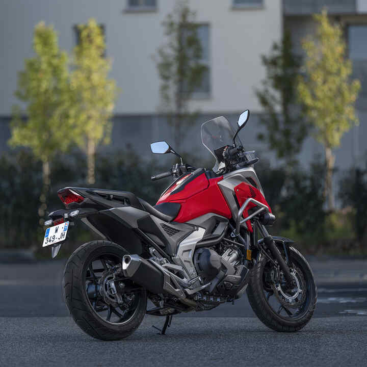 Statický tříčtvrtinový pohled zezadu na model NC750X 