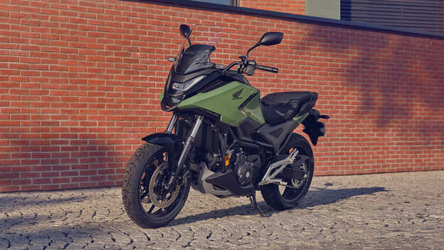 Motocykl Honda NC750X zaparkovaný na ulici