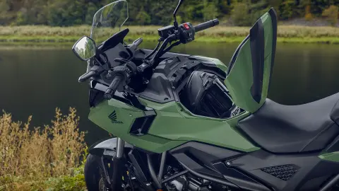 Boční pohled na 23l úložný prostor motocyklu Honda NC750X