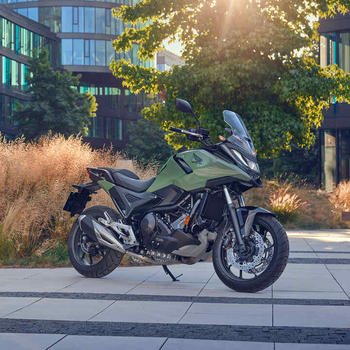 Motocykl Honda NC750X zaparkovaný ve městě