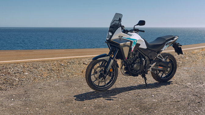 Honda NX500, boční záběr, v terénu, na pobřeží
