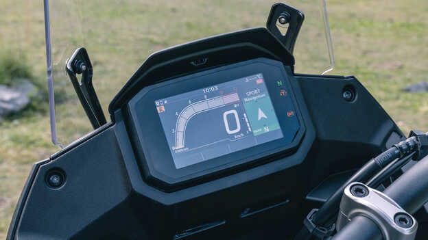 Přístrojový panel TFT modelu XL750 Transalp v režimu Sport s navigací.