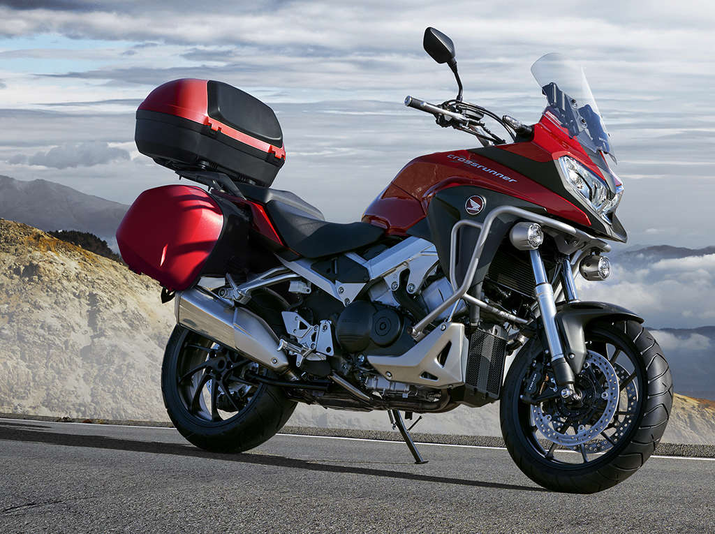 Model VFR800X zaparkovaný na horské silnici při pohledu zprava