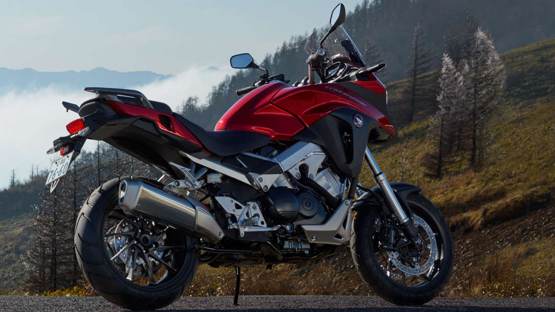 Model VFR800X zaparkovaný na horské silnici při pohledu zprava