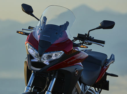 VFR800X, tříčtvrťový přední snímek z levé strany