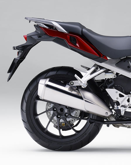 VFR800X, záběr na zadní kolo.