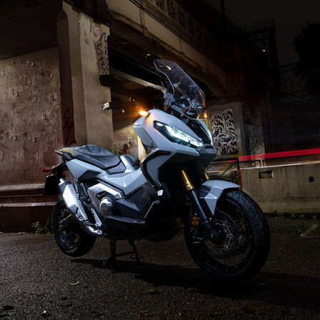 X-ADV – přední tříčtvrtinový statický pohled, s jezdcem