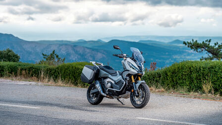 X-ADV – přední tříčtvrtinový statický pohled