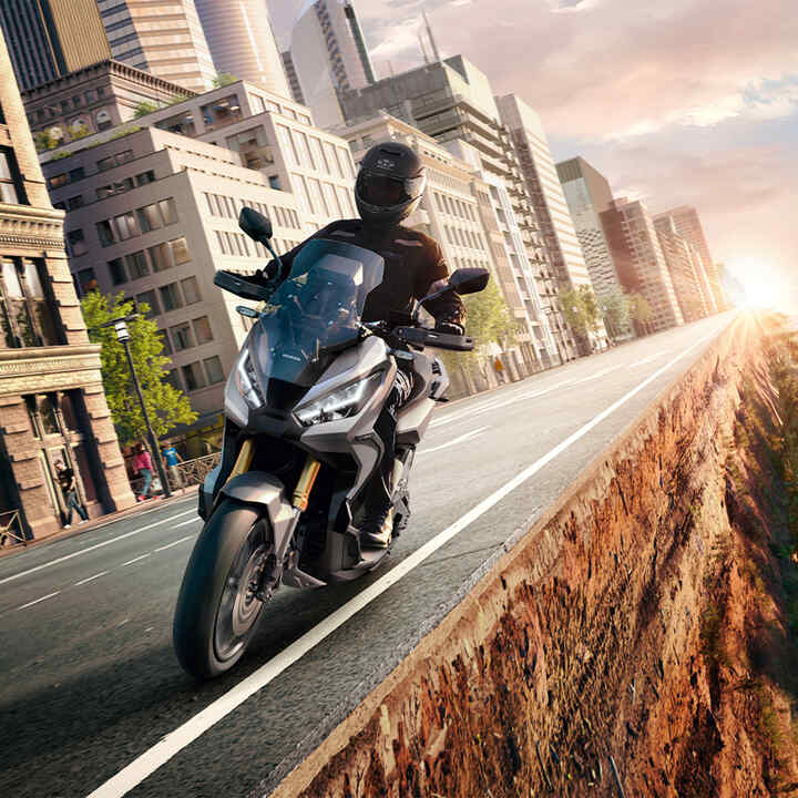 Honda X-ADV – pravý přední poloprofil, s jezdcem, mezi městem a lesem, šedý motocykl
