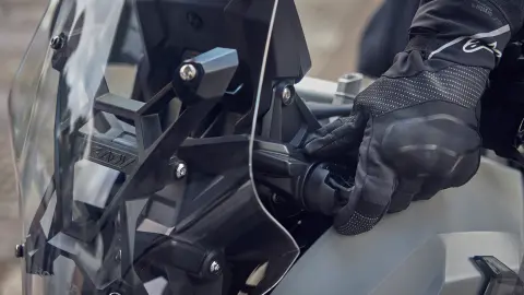 Nastavitelné čelní sklo motocyklu Honda X-ADV zblízka.