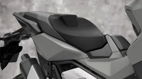 Detail sedadla motocyklu Honda X-ADV.