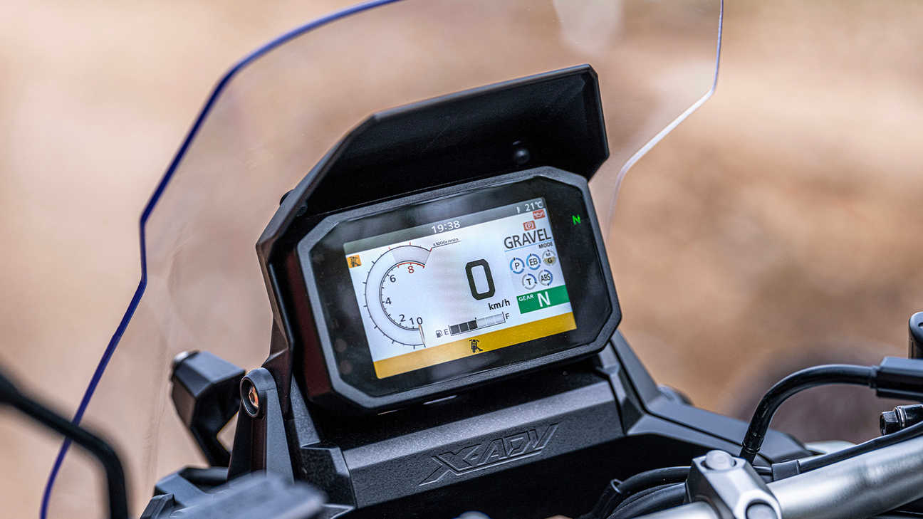 X-ADV, 5palcový displej TFT nabízející možnosti připojení a ovládání