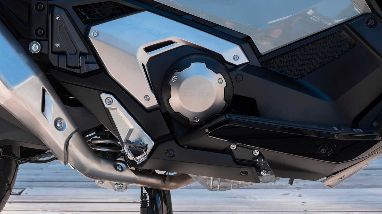 X-ADV, výkonnější řadový dvouválcový motor s 8 ventily a objemem 745 ccm