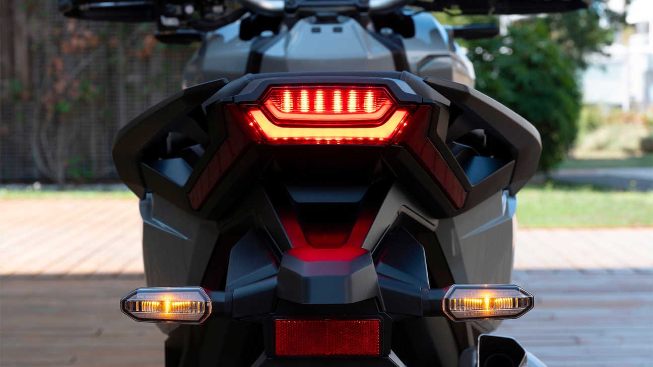 X-ADV, praktický ovladač Smart Key a viditelnost zajištěná systémem ESS