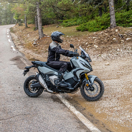 Honda X-ADV, pravá strana, s jezdcem, šedý motocykl, na lesní cestě