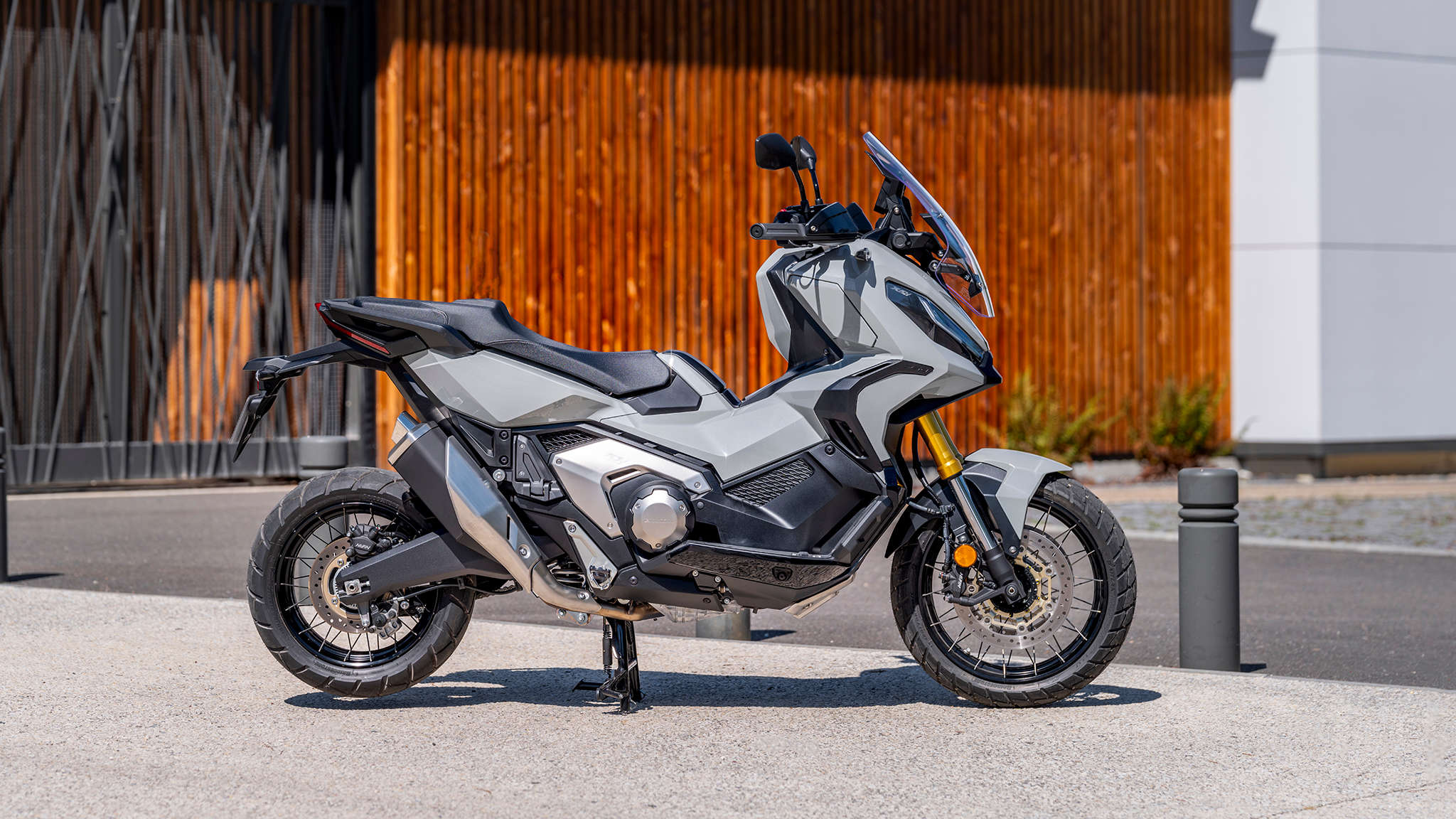 Honda X-ADV, šedý motocykl na ulici