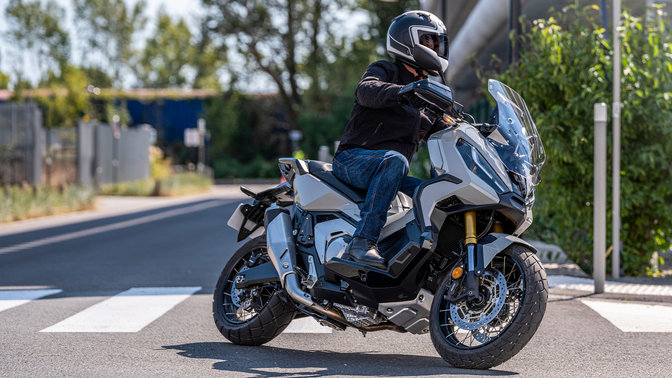 Honda X-ADV – pravý přední poloprofil, s jezdcem, ulice ve městě