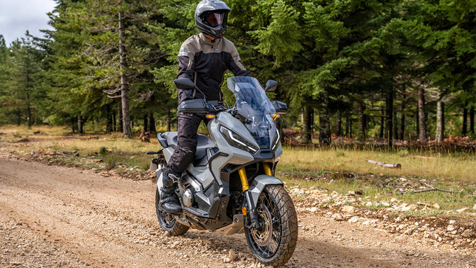 Honda X-ADV – přední pravý poloprofil, s jezdcem, cesta v lese