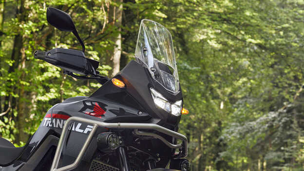 Detail ochrany proti větru na motocyklu XL750 Transalp.