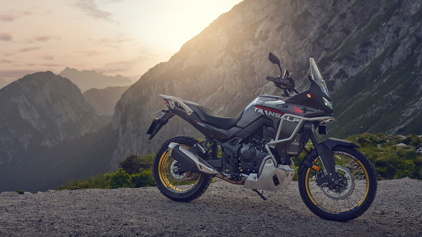 Figurant jedoucí na motocyklu XL750 Transalp v lese