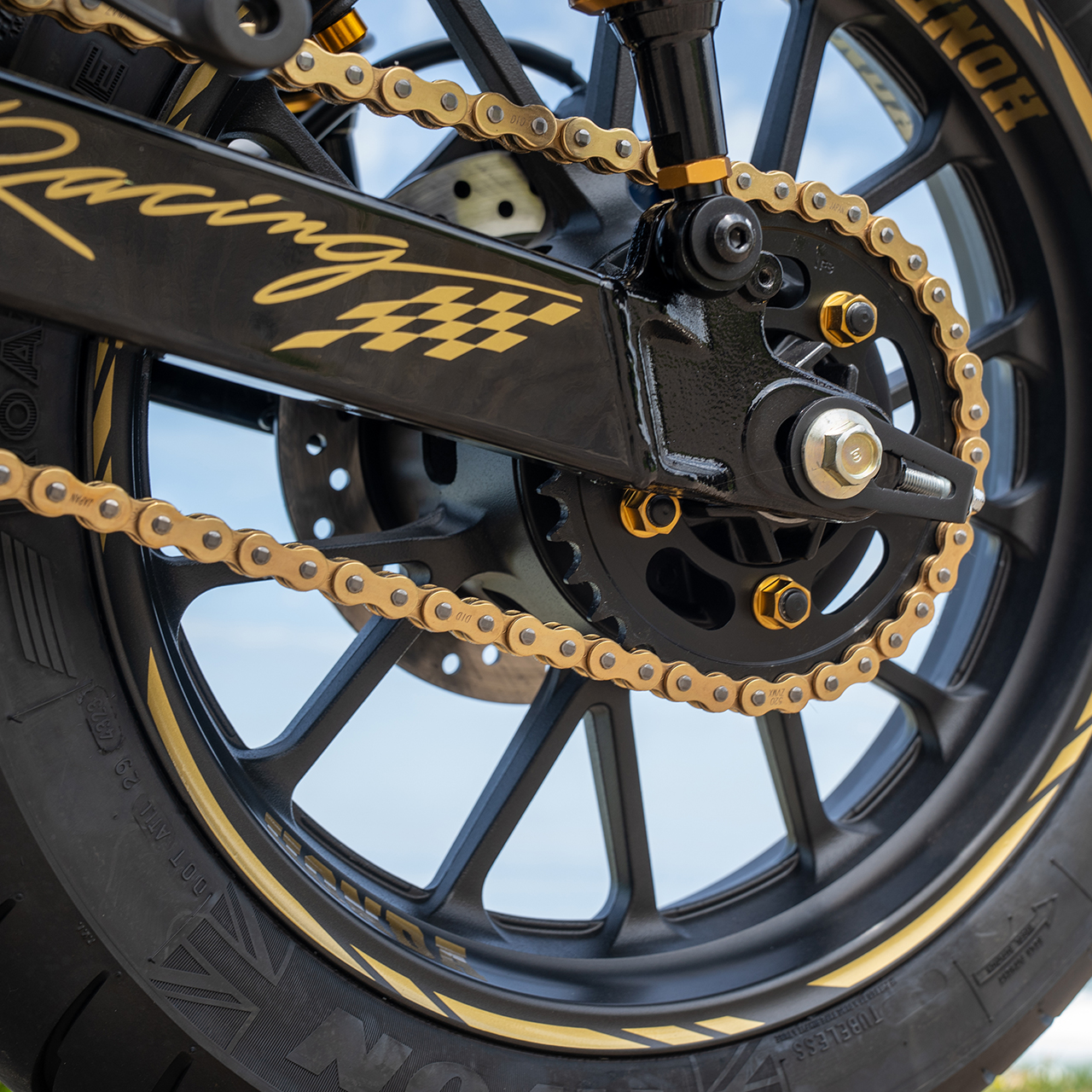 Zadní kolo a řetěz individuálně upraveného motocyklu Grand(B)rix GB350S