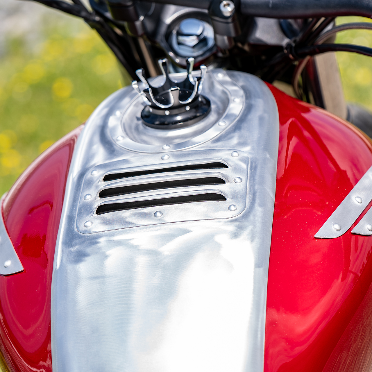 Individuálně upravený motocykl Silver Bullet GB350S v detailním pohledu