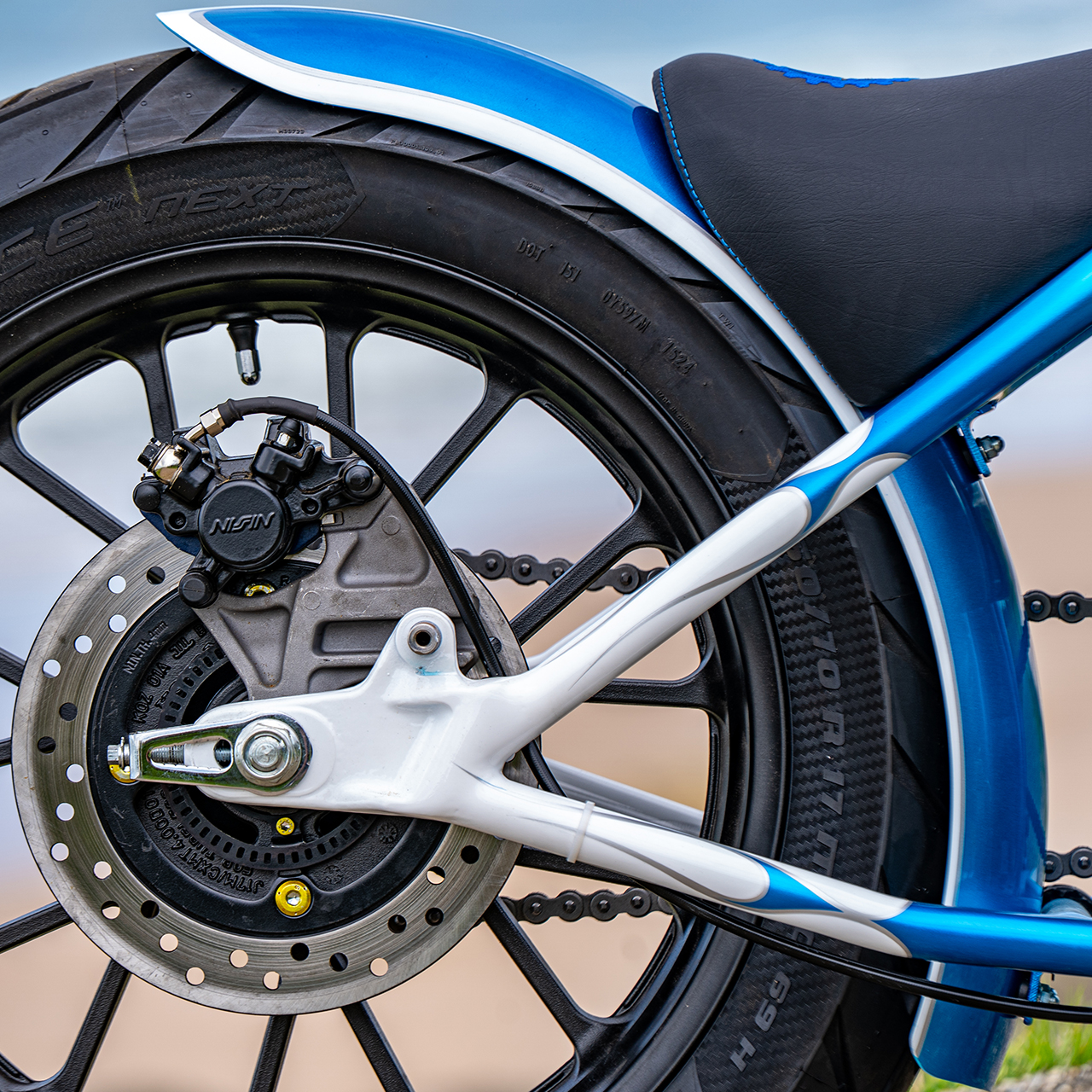 Zadní kolo a kyvná vidlice individuálně upraveného motocyklu Hachimann GB350S