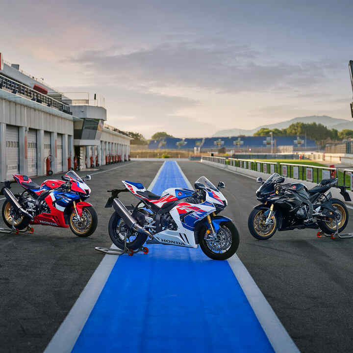 Řada supersportovních motocyklů Honda na závodní trati