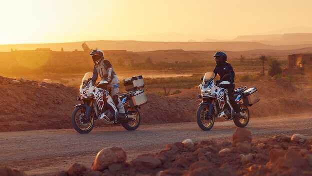 Africa Twin Adventure Sports na polní cestě