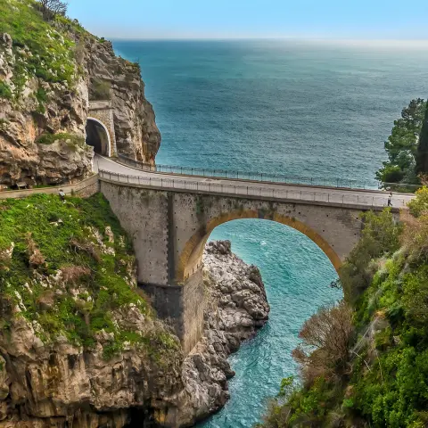 Obloukový most ve Fiordo di Furore na pobřeží Amalfi v Itálii za slunečného dne