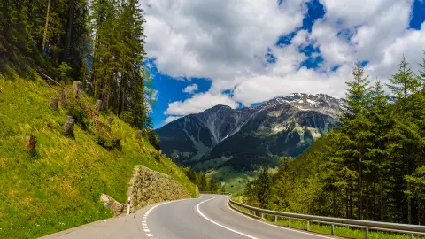 Silnice skrz Alpy: Klosters-Serneus, Davos, Graubuenden (Švýcarsko)