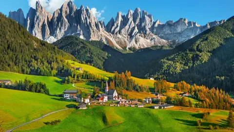 Známá alpská vesnice Santa Maddalena s magickými Dolomity v pozadí, údolí Val di Funes, region Trentino Alto Adige, Itálie