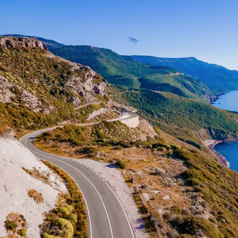 Panoramatická silnice z Alghera do Bosy na severu Sardinie, ideální pro dovolenou v sedle