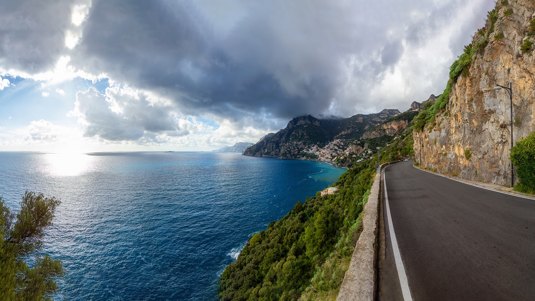Malebná cesta po skalnatých útesech a horskou krajinou u Tyrhénského moře. Pobřeží Amalfi, Positano, Itálie. Dobrodružná výprava. Panoramatický výhled
