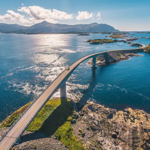 Letecký záběr z dronu úžasné a světoznámé Atlantské cesty v Norsku.