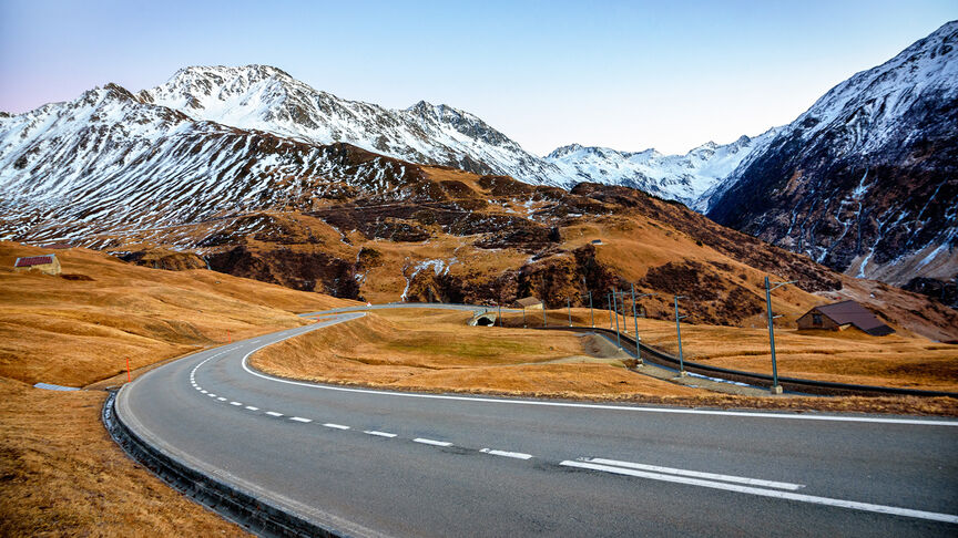 Silnice vedoucí podél švýcarských Alp v Andermattu