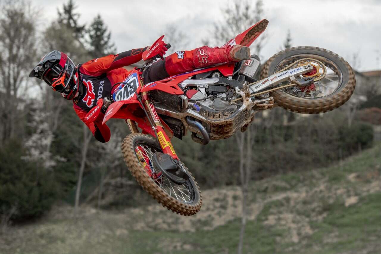 Tim Gajser během jízdy na motocyklu Honda CRF450R