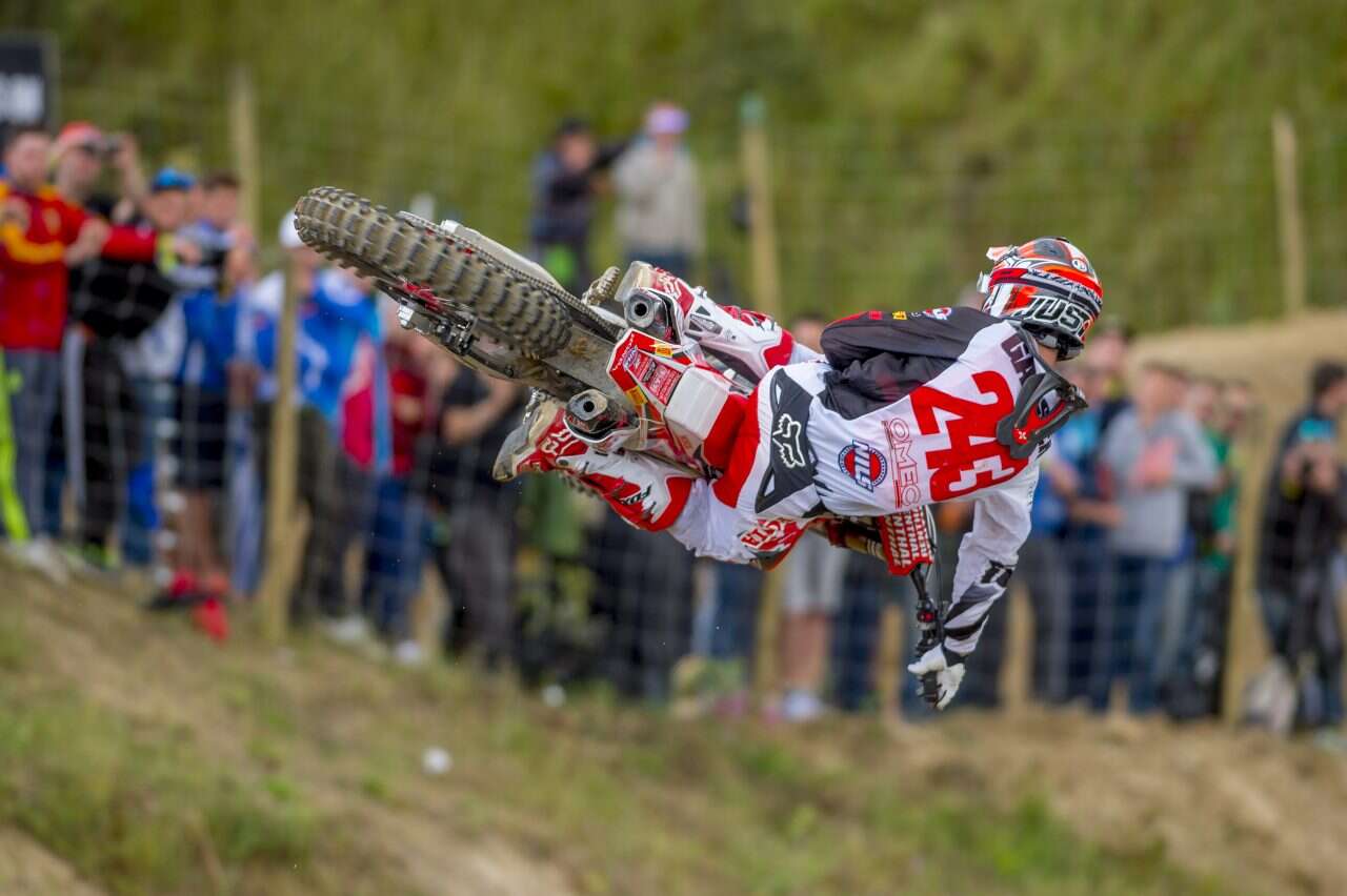 Tim Gajser během skoku na motocyklu Honda CRF450R