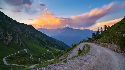 Silnice skrz Alpy: Klosters-Serneus, Davos, Graubuenden (Švýcarsko)