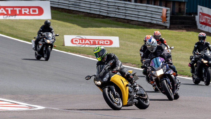 Fireblade 2024 s jezdcem na trati