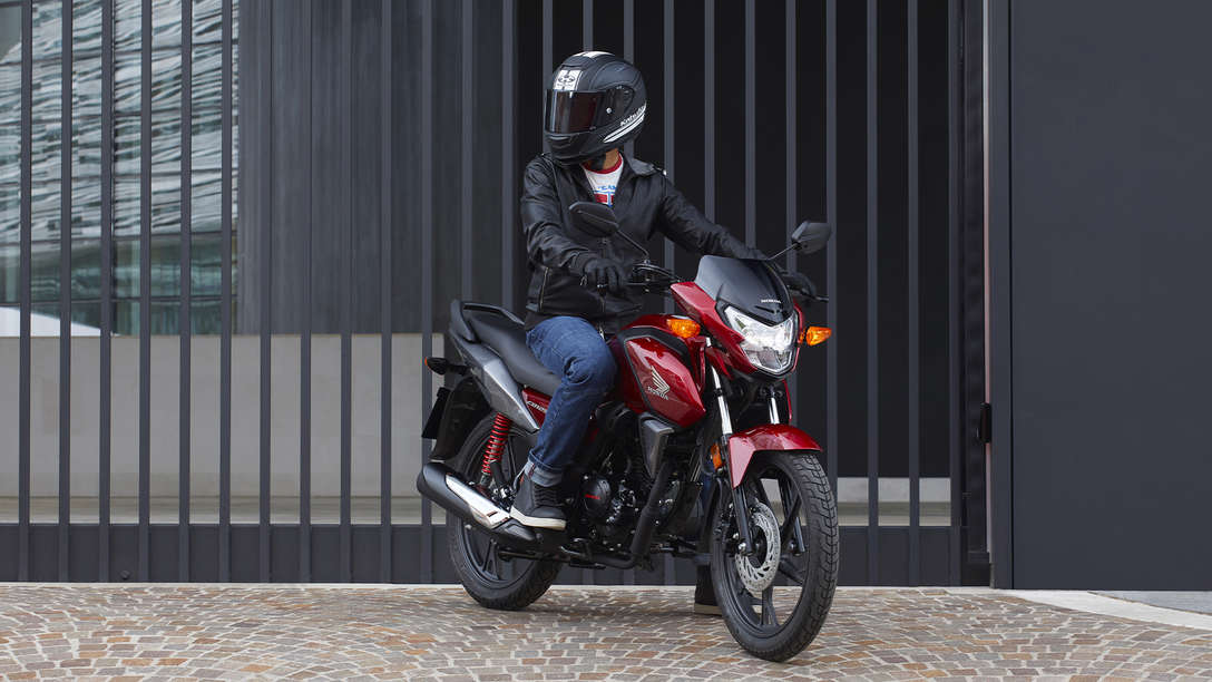 CB125F, přední pravý poloprofil, s jezdcem