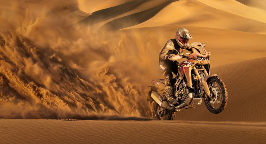Honda Africa Twin, přední pravý poloprofil, jízda v písku